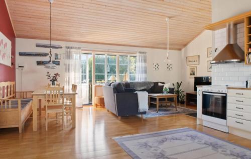 Φωτογραφία από το άλμπουμ του 5 Bedroom Cozy Home In Resö σε Resö