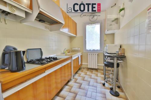 une cuisine avec une cuisinière et un comptoir dans l'établissement La Grive, à Ensuès-la-Redonne