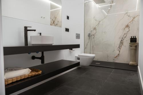 a bathroom with a sink and a toilet at Granxa D Outeiro in Ribadavia