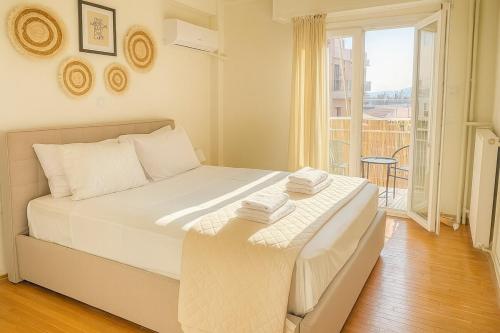 At Polyla 3BR Apartment 10m Walk to Metro