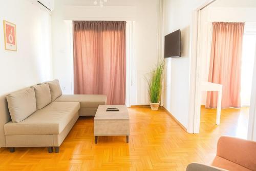 At Polyla 3BR Apartment 10m Walk to Metro
