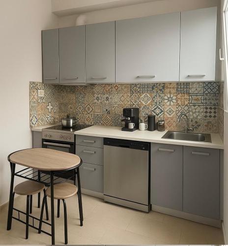 At Polyla 3BR Apartment 10m Walk to Metro