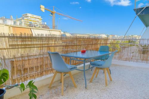 At Polyla 3BR Apartment 10m Walk to Metro