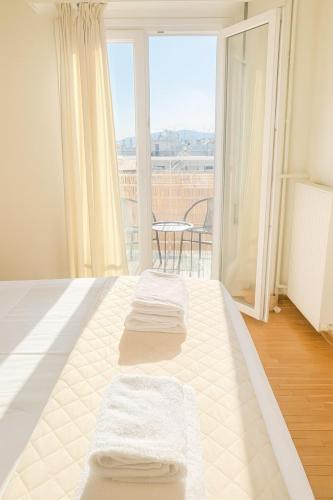 At Polyla 3BR Apartment 10m Walk to Metro