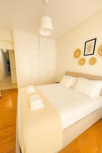 At Polyla 3BR Apartment 10m Walk to Metro