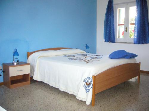 Castiglione a CasauriaにあるHoliday House Graziellaの青いベッドルーム(ベッド1台、窓付)
