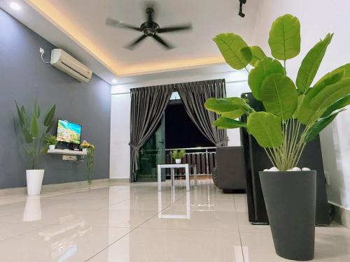 Μια τηλεόραση ή/και κέντρο ψυχαγωγίας στο Stylish Luxury Two Bedrooms Condo 1-6pax at D Secret Garden - Johor Bahru-Mid Valley-Paradigm Mall-Dato Onn-Setia Tropika-Kempas-UTM