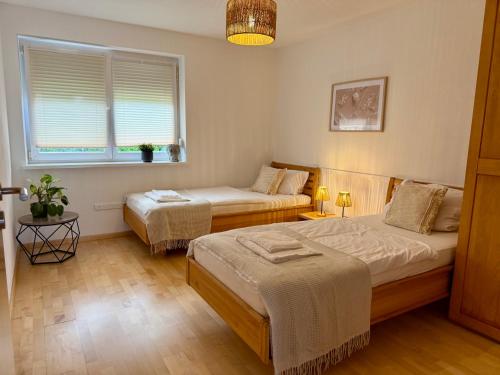 Postel nebo postele na pokoji v ubytování ZK Living Ferienwohnung EG