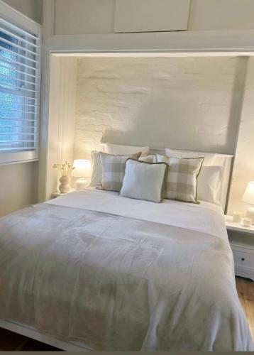 Una cama o camas en una habitación de Luxe, Style, Superb, Five Star, Stunning Home