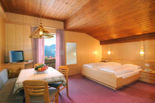 A bed or beds in a room at Pension Summererhof