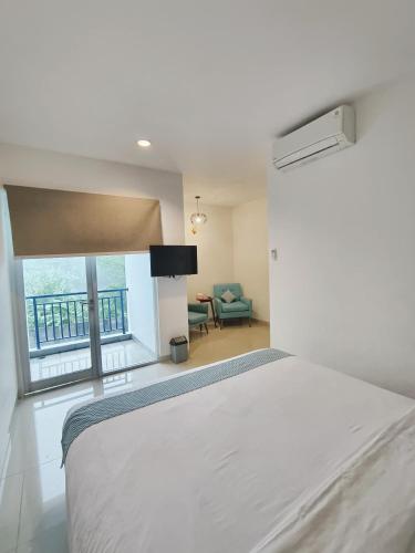 Ένα ή περισσότερα κρεβάτια σε δωμάτιο στο The Holiday Guest House