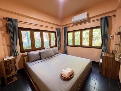 Ένα ή περισσότερα κρεβάτια σε δωμάτιο στο Him Doi Villa ฮิมดอยวิลล่า