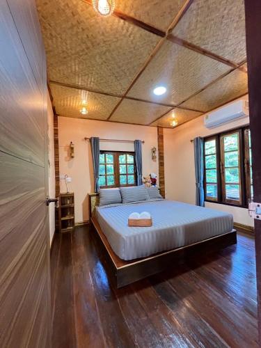 a bedroom with a large bed in a room at Him Doi Villa ฮิมดอยวิลล่า in Ban Na Kham