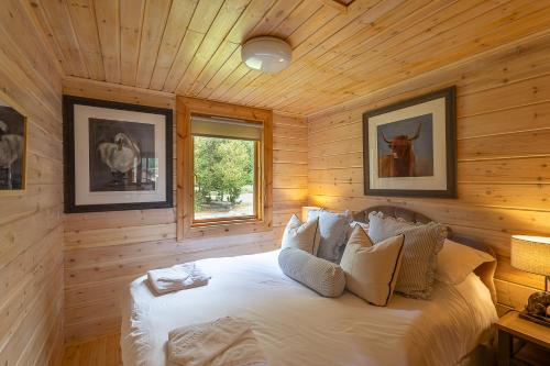 StocksfieldにあるJEM Lodgeの丸太小屋のベッドのある寝室