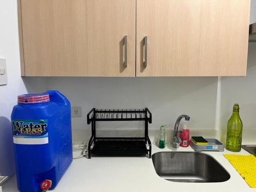 マニラにあるStaycation Condo - WiFi - Gym and Pool - 3 bedsのキッチン(シンク付)、食器乾燥ラック