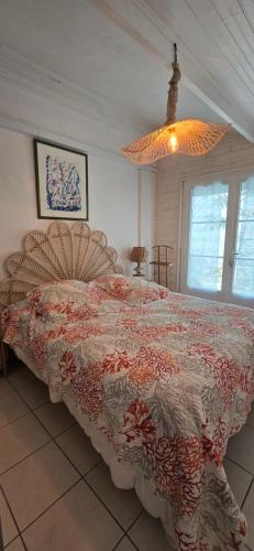 - une chambre avec un lit et une couette rouge et blanche dans l'établissement 