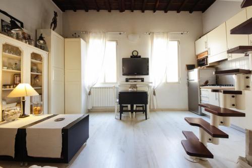 Una cocina o zona de cocina en Studio Santa Maria Novella