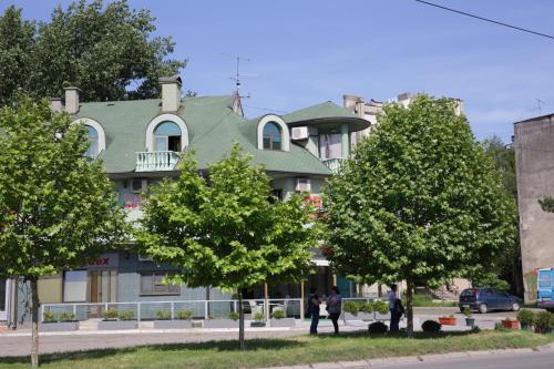 a building with people walking in front of it at Guesthouse Villa Modex in Paraćin