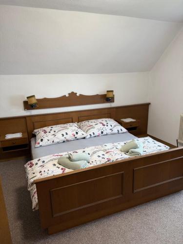 a bedroom with a bed with two pillows at gemütliches Vierbettzimmer in Größing