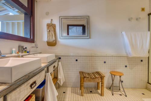 Búzios - Villa exceptionnelle في بوزيوس: حمام مع حوض ومقلاه