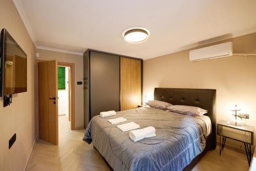 Panos City Apartment - Private parking for motorcycles