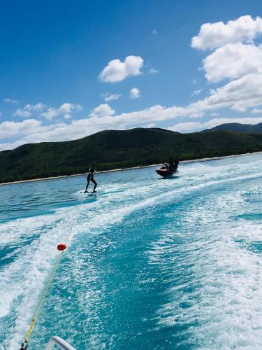 a person water skiing on a boat in the water at Poétitude in Bourail