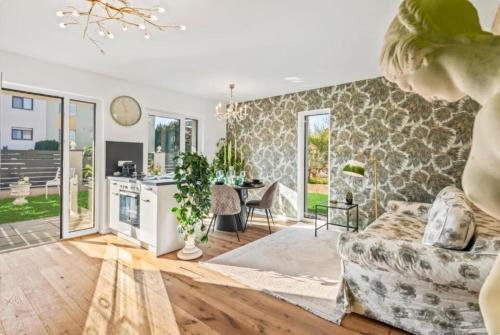 Istumisnurk majutusasutuses Luxury Long-Term Apartment with Garden & Whirlpool