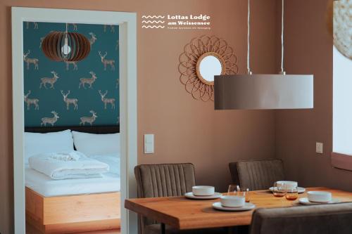 Cama o camas de una habitación en Lottas Lodge am Weissensee - Exklusive Ferienwohnung mit privatem Seezugang