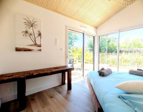 une chambre avec deux lits et une grande fenêtre dans l'établissement Villa et Spa, à Pornic