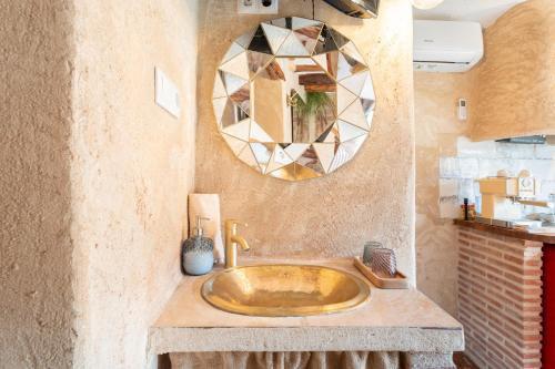a bathroom with a sink and a mirror at Gnomo in Olba