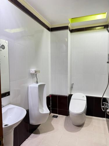 a bathroom with a white toilet and a sink at Hưng Thịnh 1 in Can Tho