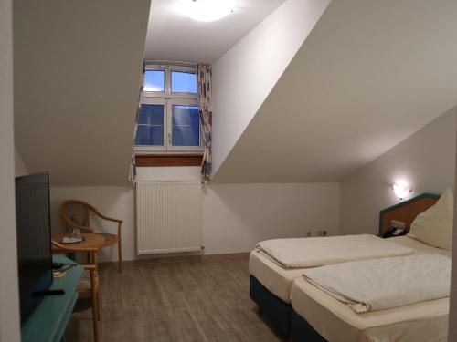 Postel nebo postele na pokoji v ubytování Gasthof Hotel zur Post