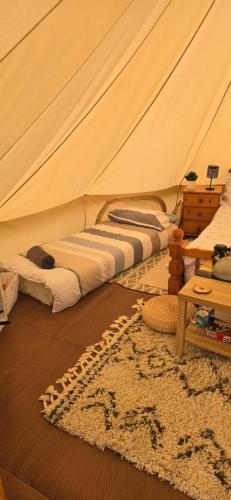 にあるSŵn Y Môr bell tentのテントの中にベッドが2つある寝室