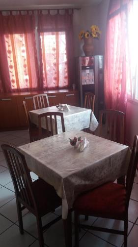 Hotel Polo في San Felice sul Panaro: غرفة طعام مع طاولة مع كراسي وطاولة