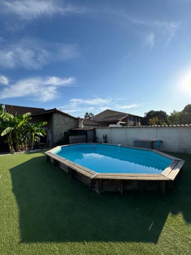 - une grande piscine dans la cour d'une maison dans l'établissement Marais Inn, maison typique avec piscine et jardin arboré, 10 kms Niort, à Sansais
