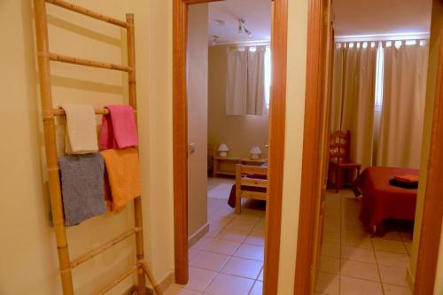 ein Zimmer mit Flur mit Handtüchern und ein Esszimmer in der Unterkunft SeaHaus Fuerte in Corralejo