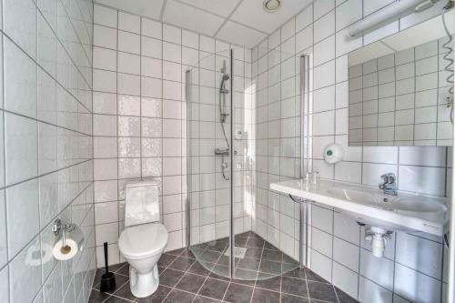 a bathroom with a toilet and a sink at Sølvgarden Hotel in Rysstad