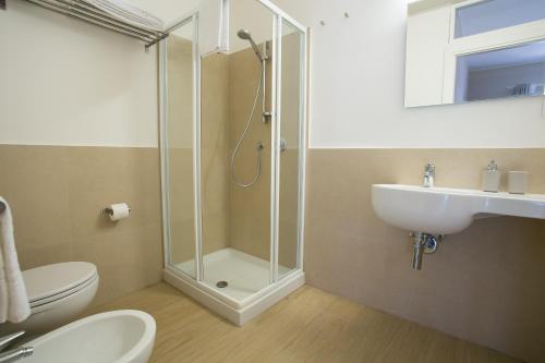 A bathroom at Temenos Villa by Ortigiaapartments