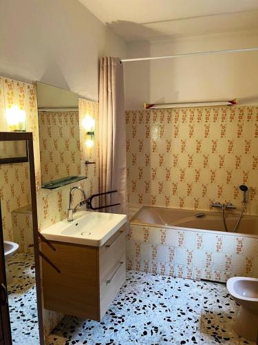 une salle de bain avec une baignoire et un lavabo et une baignoire dans l'établissement Vue panoramique, à Farinole