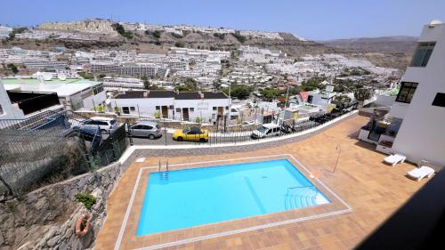 Blick auf einen Pool in einer Stadt in der Unterkunft Propiedad San Salvador in Mogán
