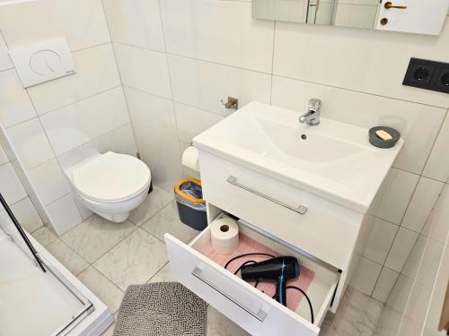 Bilik mandi di Mala Smokva Apartments Vir Prezida