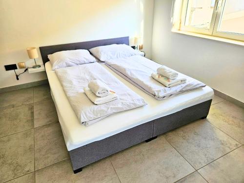Katil atau katil-katil dalam bilik di Mala Smokva Apartments Vir Prezida