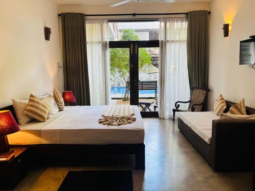 Una cama o camas en una habitación de Tartaruga Beach Unawatuna