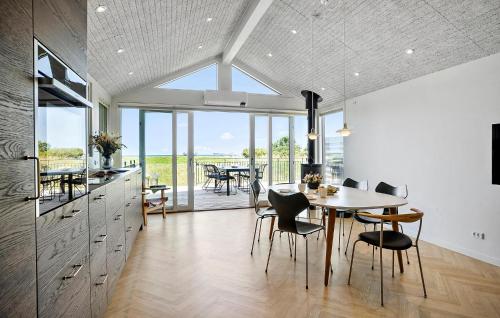 Μια τηλεόραση ή/και κέντρο ψυχαγωγίας στο Nice Home In Otterup With Wifi