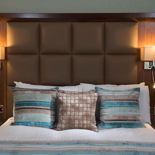 Una cama o camas en una habitación de New Lanark Mill Hotel