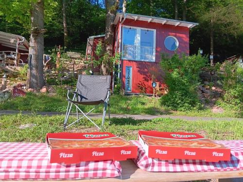 Chalet am Flussufer in der Natur mit Kaminofenにある庭