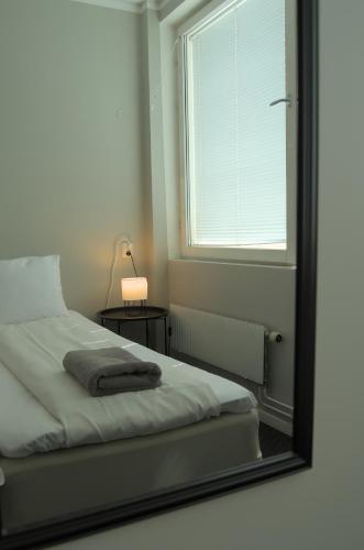 Una cama o camas en una habitación de Grad Hotel and Hostel
