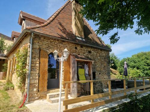Cette petite maison en pierre est mansardée. dans l'établissement Gîte Lou Vital, à Audrix