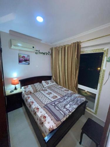a bedroom with a bed and a window at قريه بورتو جولف مارينا in El Alamein