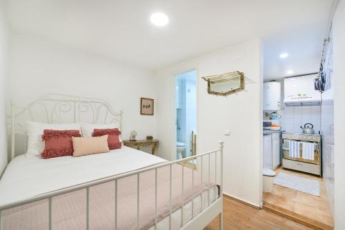 Idyllic Light-Filled Alfama Apt, by TimeCooler